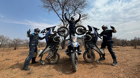 The BeNeLux men’s team did an interpretation of a pyramid with a rider standing on his motorcycle in the centre and lifting his hands into the air, while the other two riders have stood their motorcycles up on the rear wheels and are giving a thumbs-up.