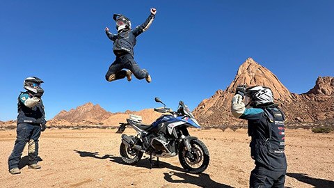 The Italian men’s team doing their photo challenge. One rider jumps to a great height from his R 1300 GS.